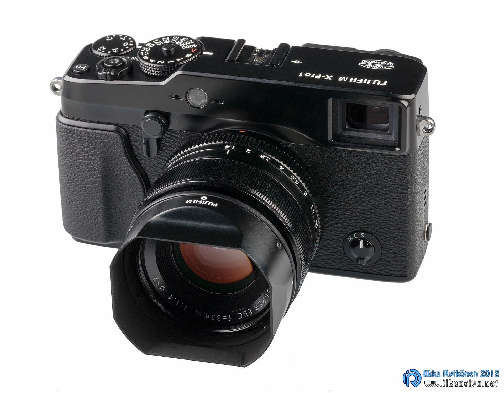 Fujifilm X-Pro1 -kamera objektiiveineen valkoisella taustalla