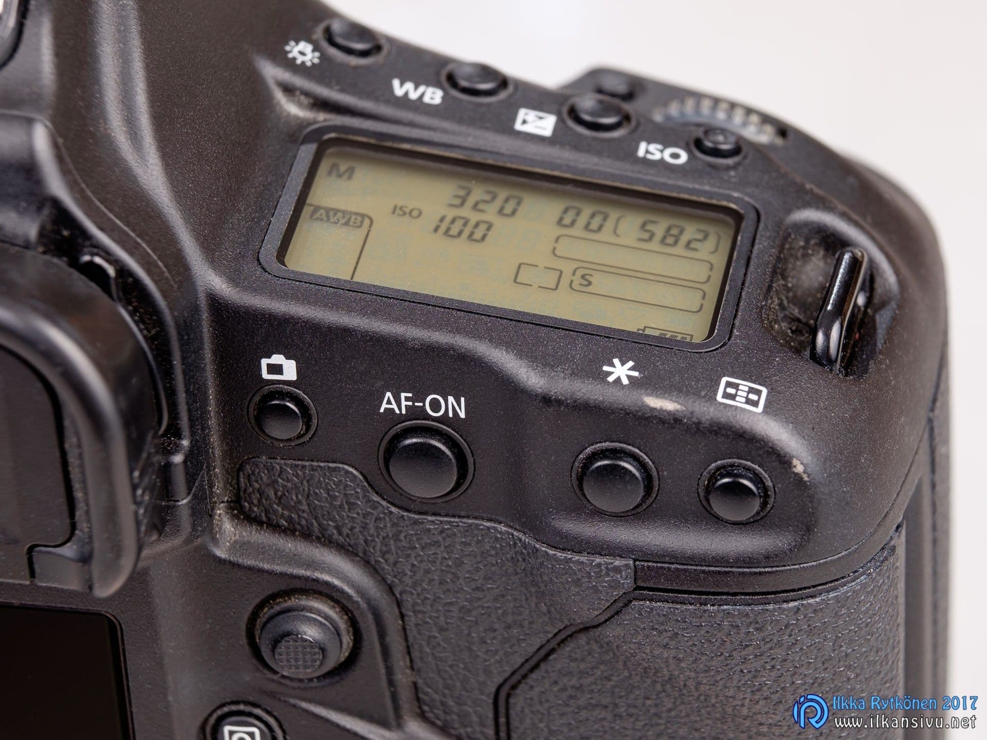 Canon EOS-1D X:n säätimiä ja yläpuolen LCD-näyttö