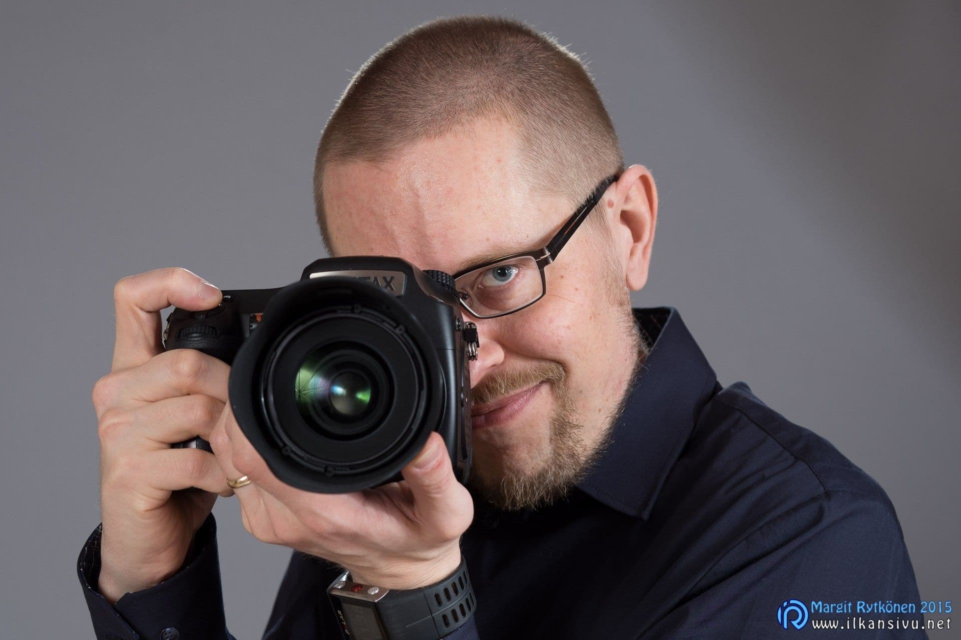 Ilkka Rytkönen kuvaamassa Pentax 645Z -kameralla studiossa