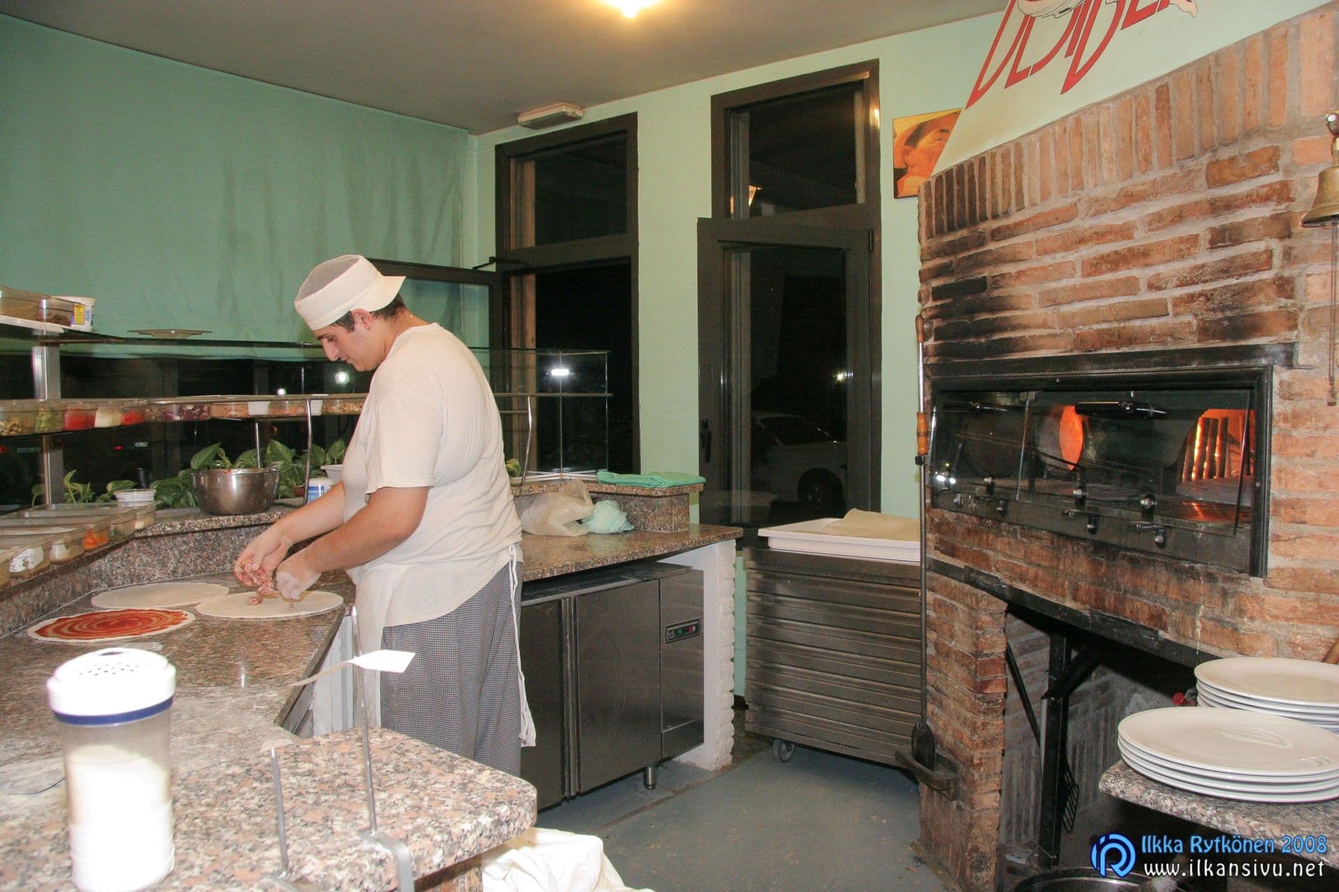 Pizzanpaistaja ja kiviuuni