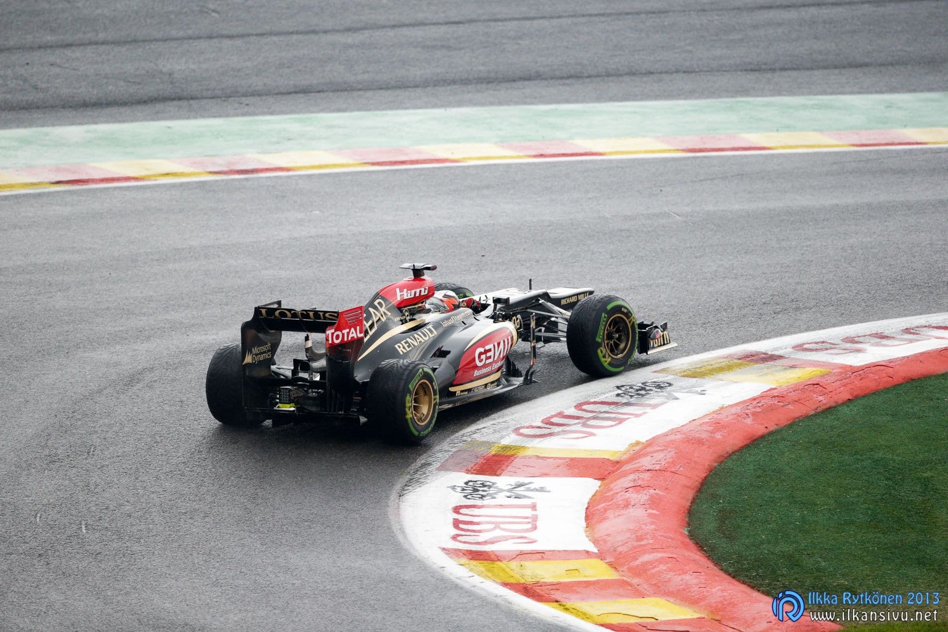Hopeinen ja punainen Formula 1 -auto ajaa radan reunakiveyksen vieressä