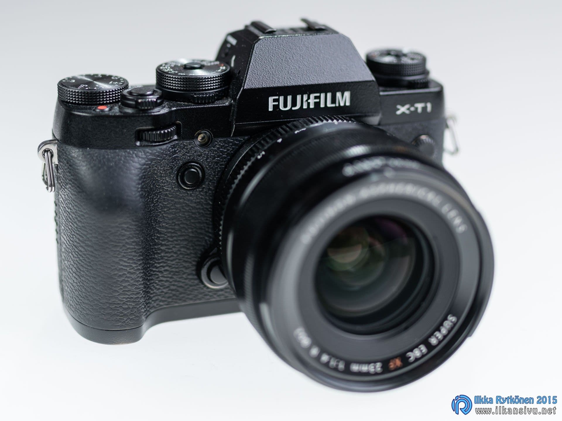 Fujifilm X-T1 -kamera vaalealla alustalla, aukolla f/2.8 kuvattuna objektiivin etuosa on epäterävä