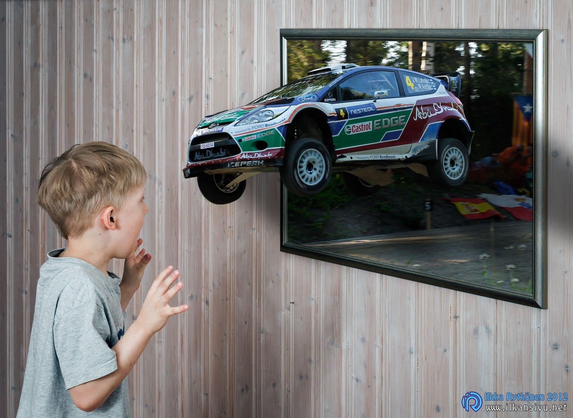 Poika katsoo kehyksestä ulos hyppäävää ralliautoa kuvamontaasissa