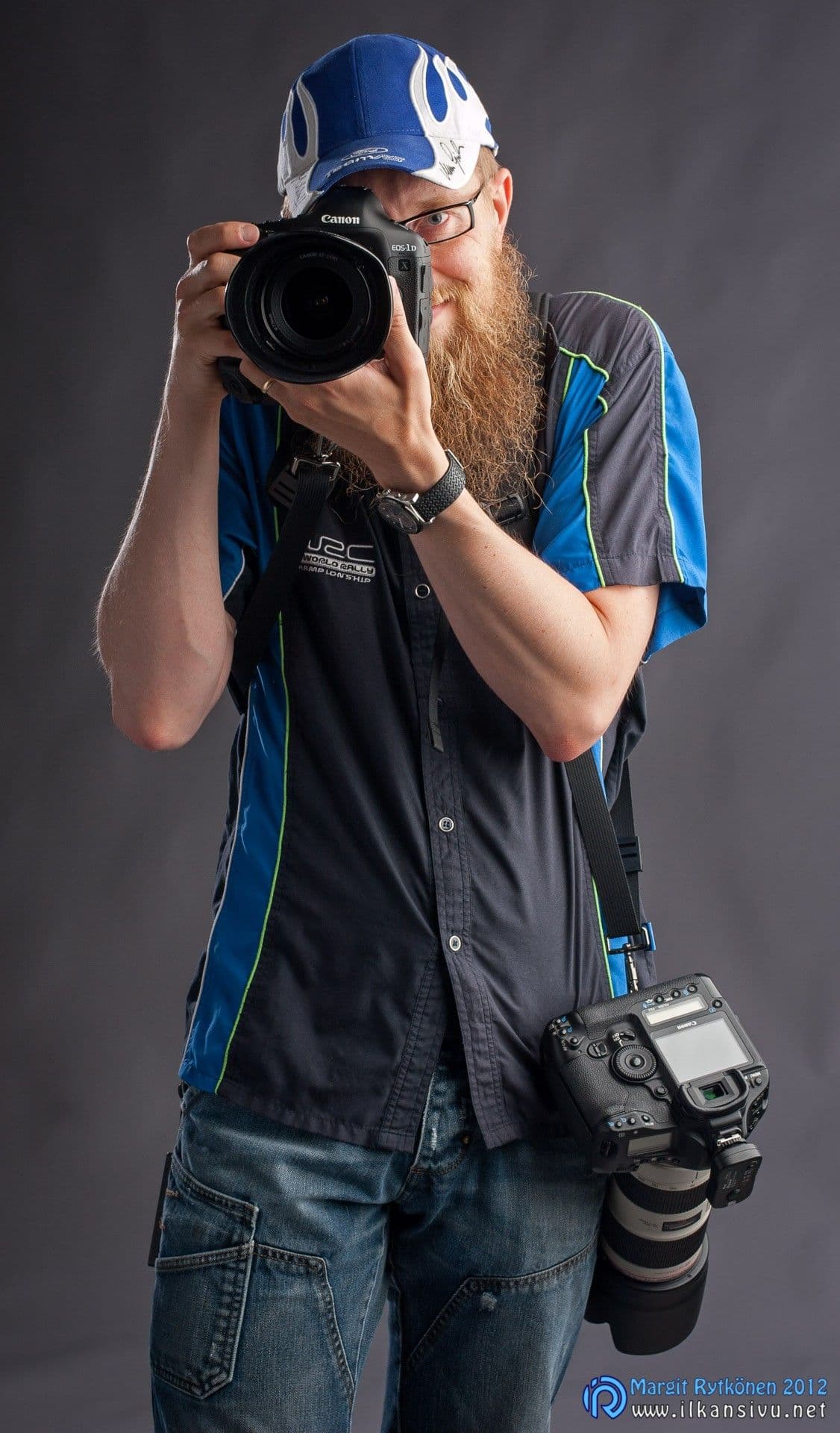 Ilkka Rytkönen kuvaamassa Canon-kameralla studiossa