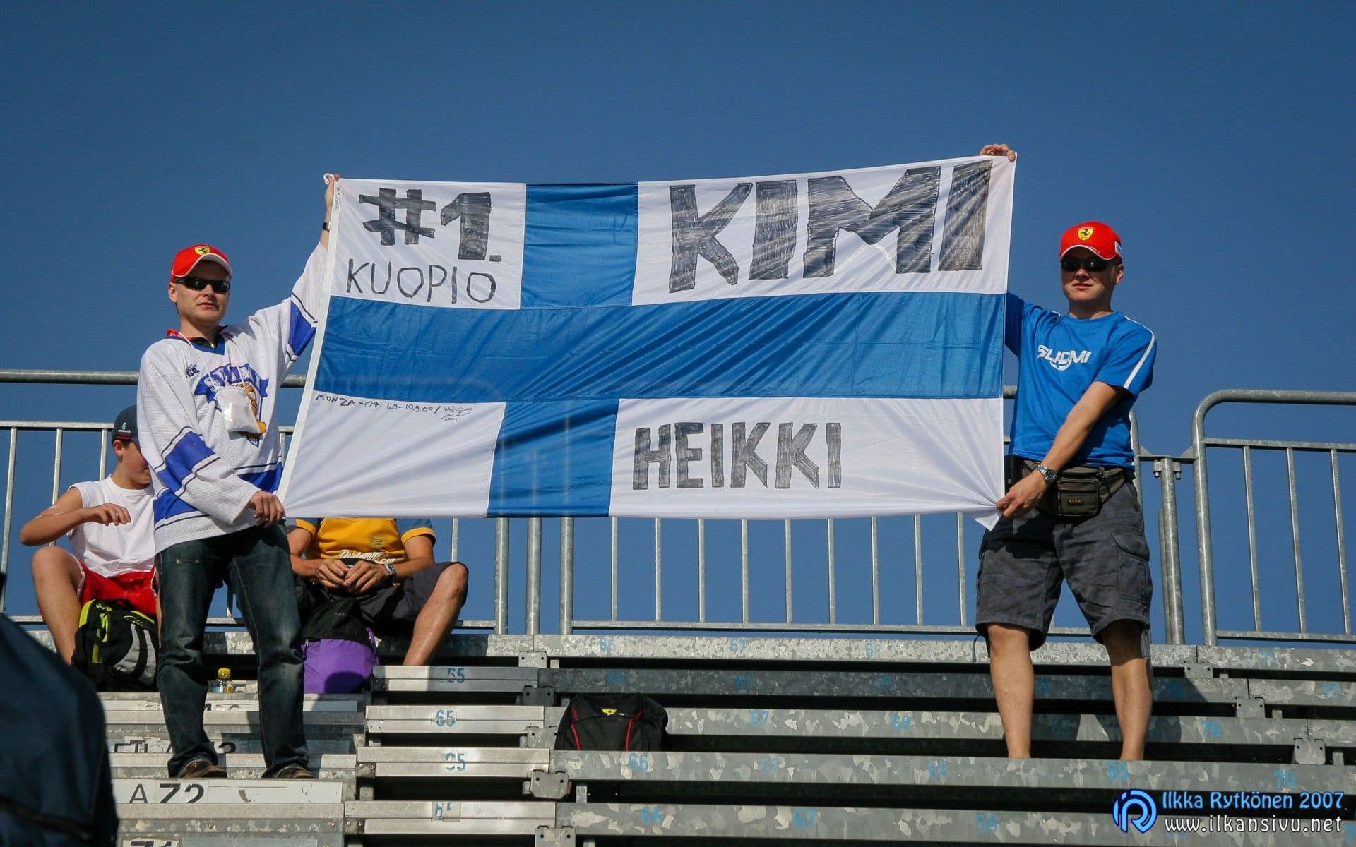 Kisalippu heilumaan. Go Kimi, go Heikki!