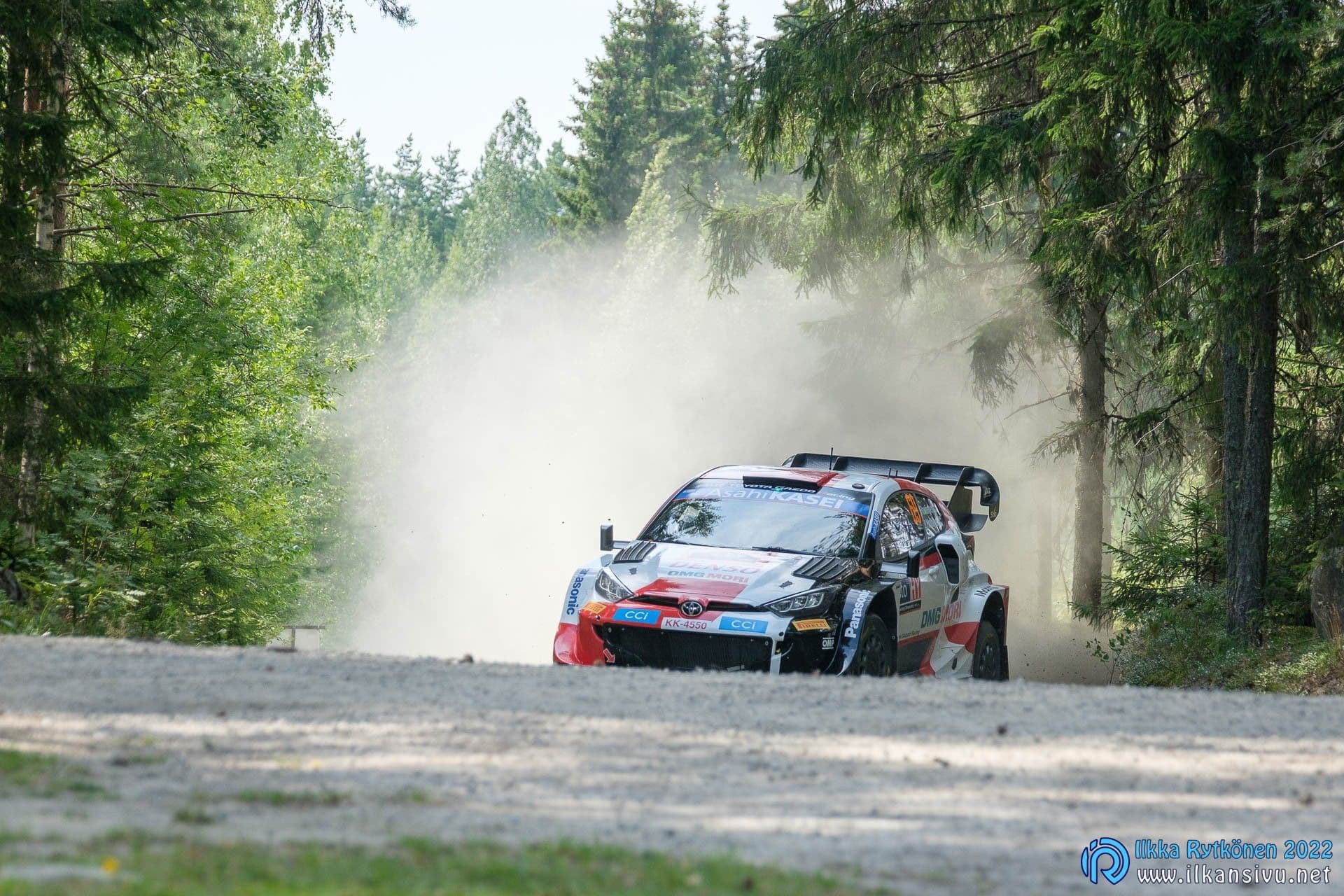 Kalle Rovanperä ja Jonne Halttunen, Toyota GR Yaris Rally1 Hybrid numero 69, metsän reunustamalla soratiellä pölypilven edellä – Secto Rally Finland 2022