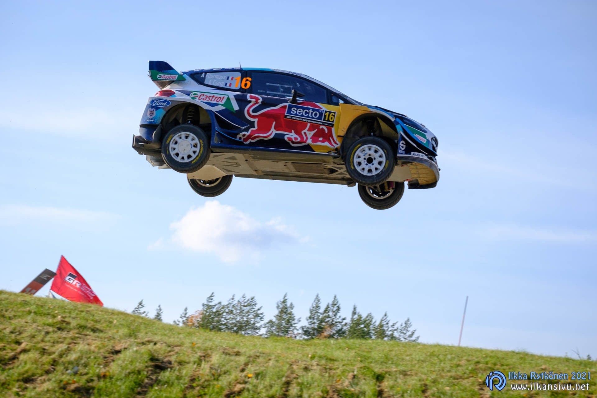 Adrien Fourmaux ja Alexandre Coria, Ford Fiesta WRC numero 16, korkeassa hypyssä sinistä taivasta vasten – Secto Rally Finland 2021