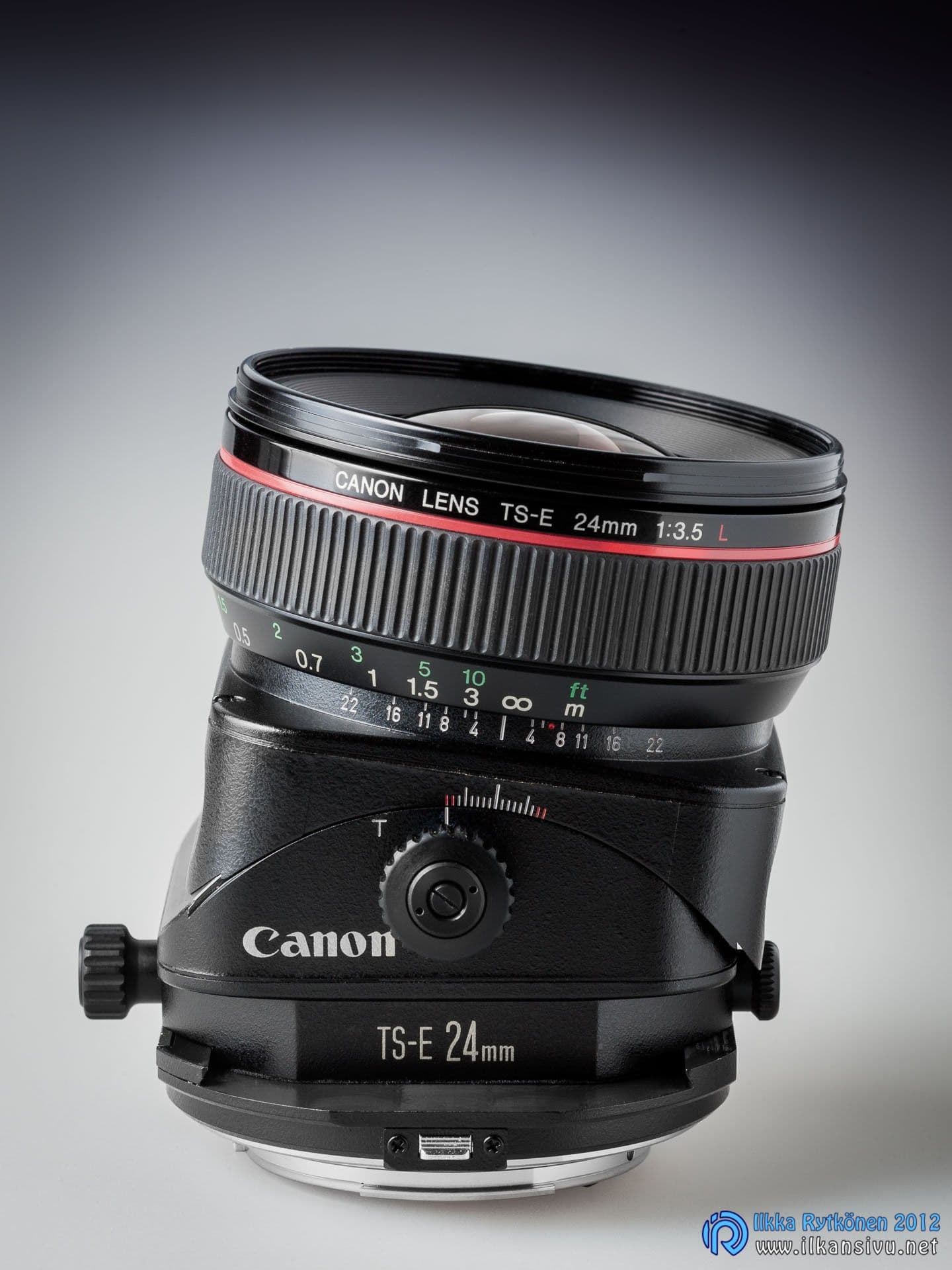 Kallistettu Canon TS-E 24 mm -objektiivi harmaalla liukuväritaustalla