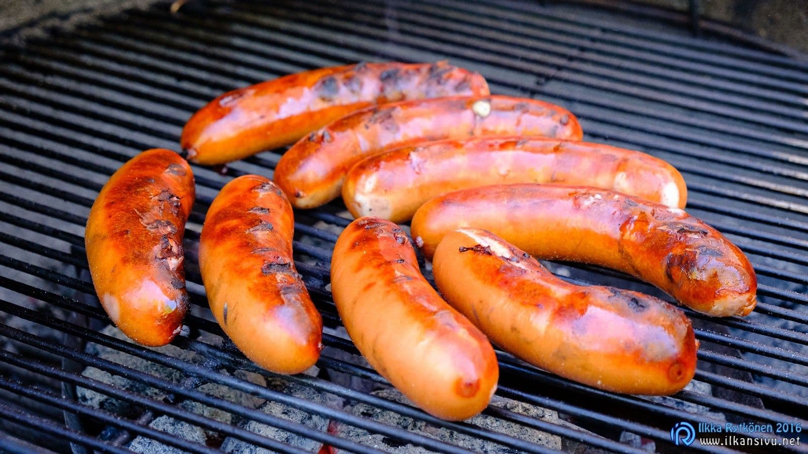 Makkarat grillin ritilällä