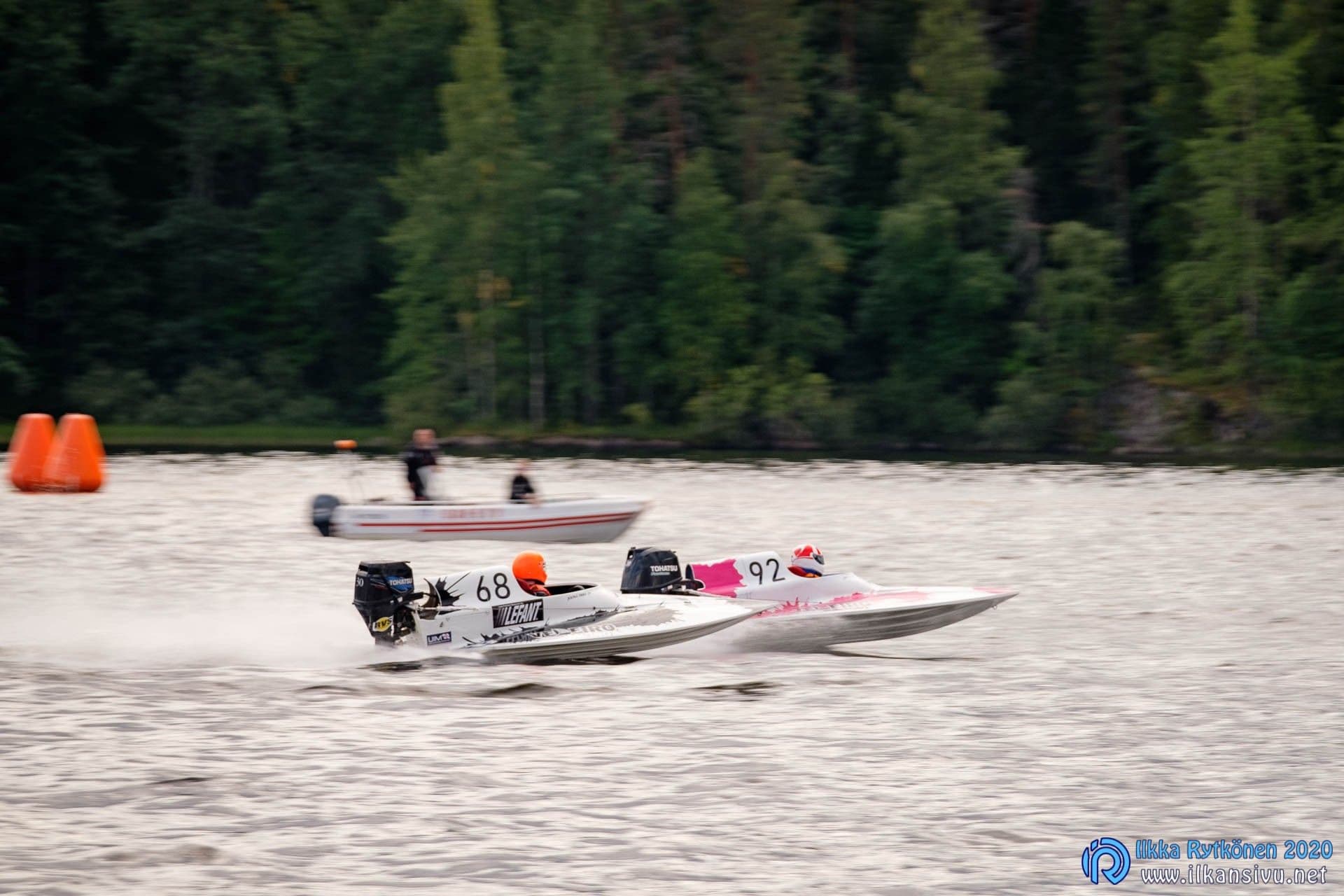Kilpaveneet numero 68 ja 97 lähekkäin järvellä.
