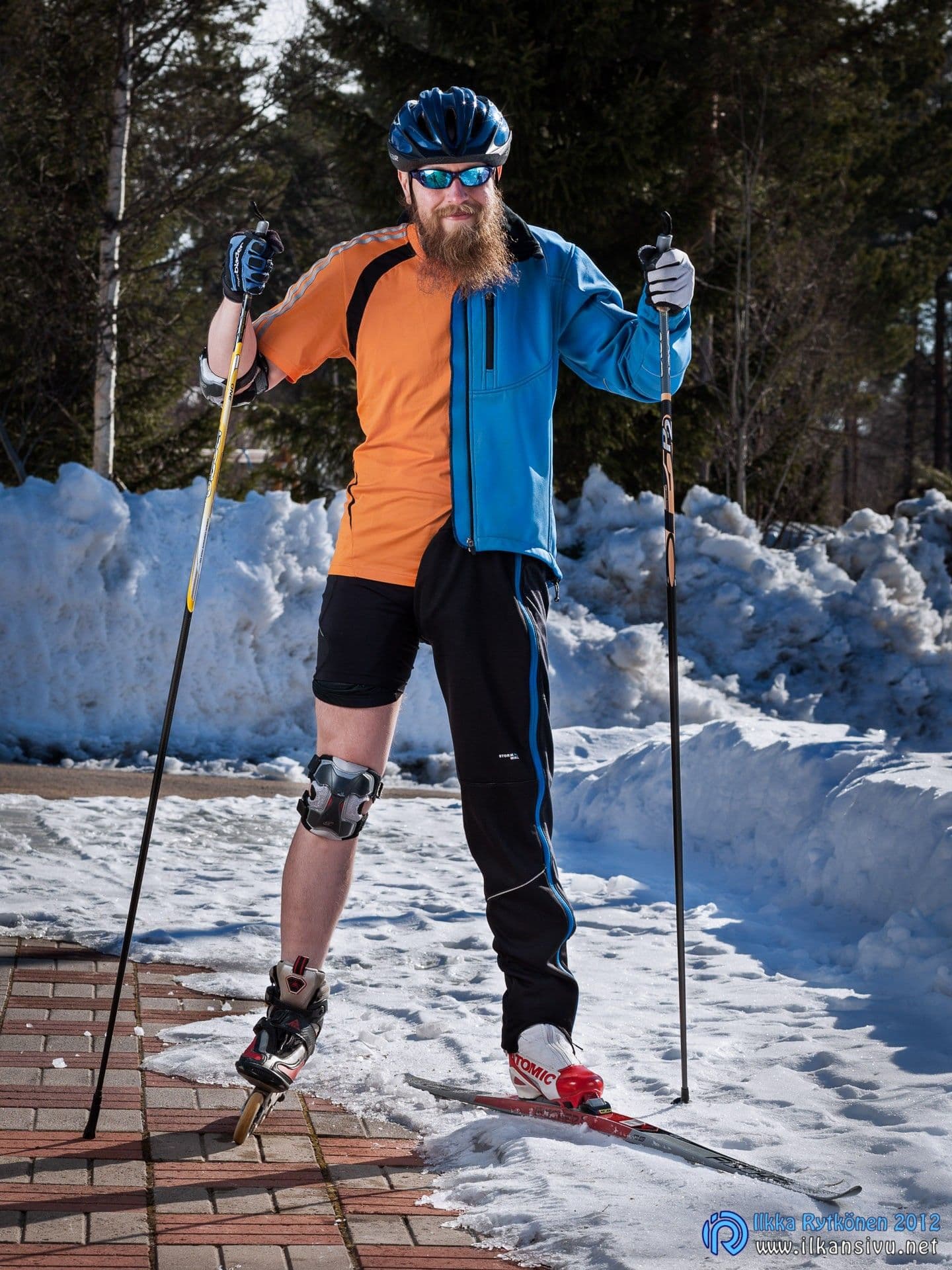 Ilkka Rytkönen seisoo suksilla lumisessa pihassa hiihtovarusteissa