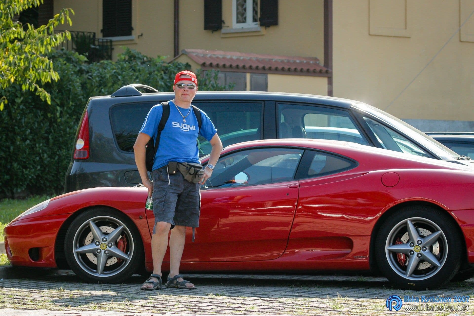 Jari päiväunilla upean Ferrarin vierellä. Paluu todellisuuteen on kuitenkin karu ja Seat Toledo odottaa yhä kotosalla. :)