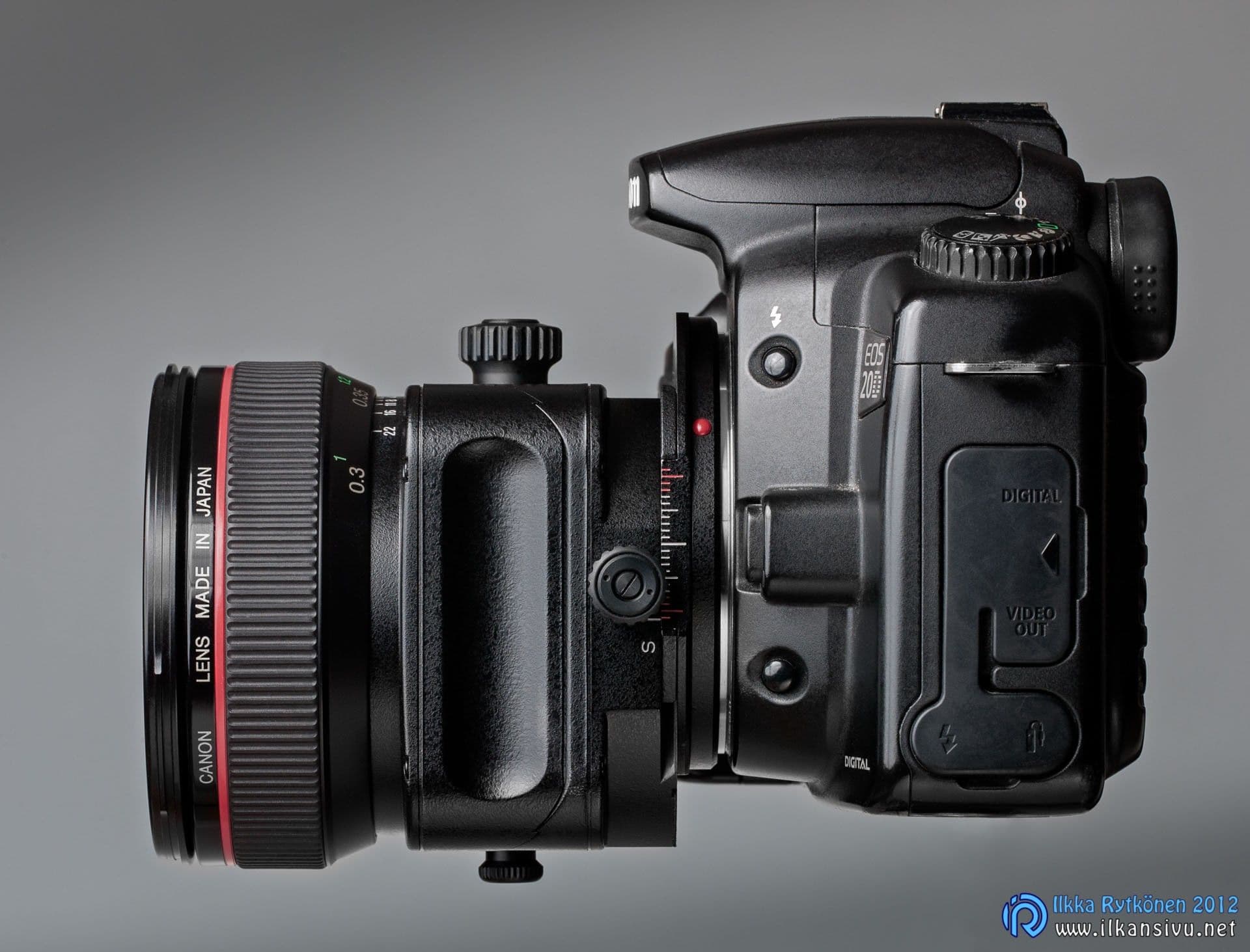 Canon-kamerarunko ja TS-E 24 mm -objektiivi sivulta kuvattuna