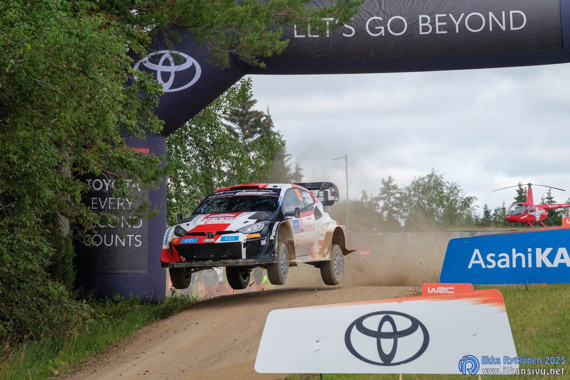 Kalle Rovanperä ja Jonne Halttunen, Toyota GR Yaris Rally1 Hybrid numero 69, hypyn aikana Toyota-kaaren alla – Rally Estonia 2023