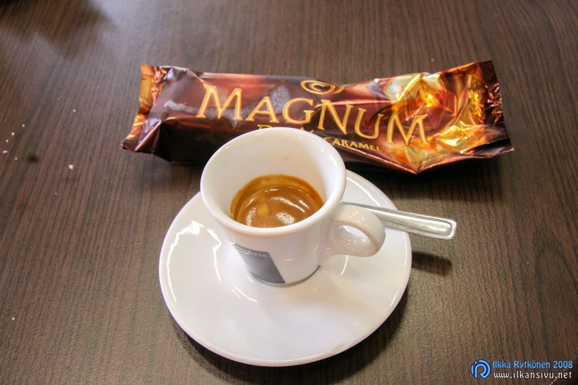 Modenassa espressolla ja jäätelöllä