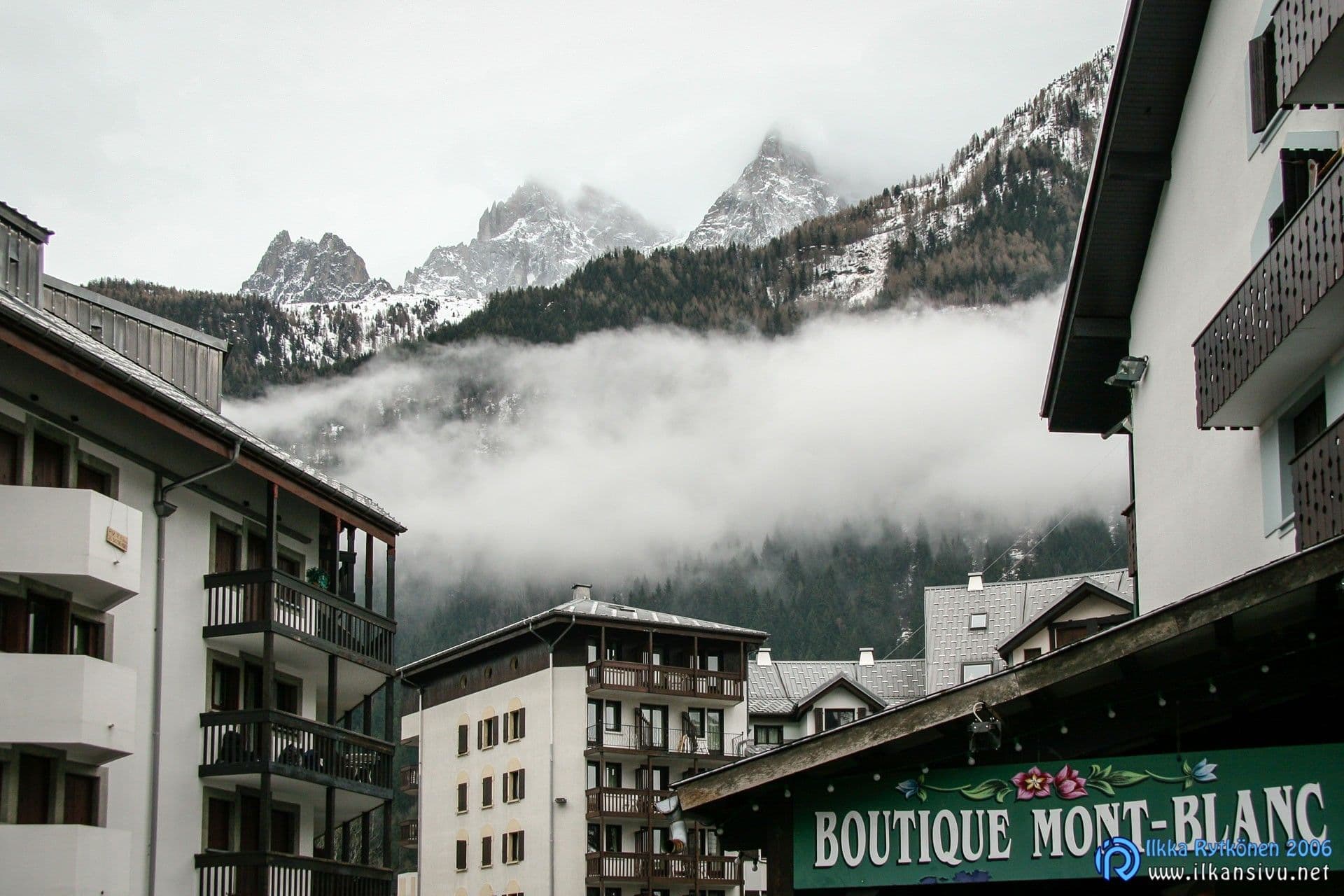 Chamonix ja sumua vuorilla
