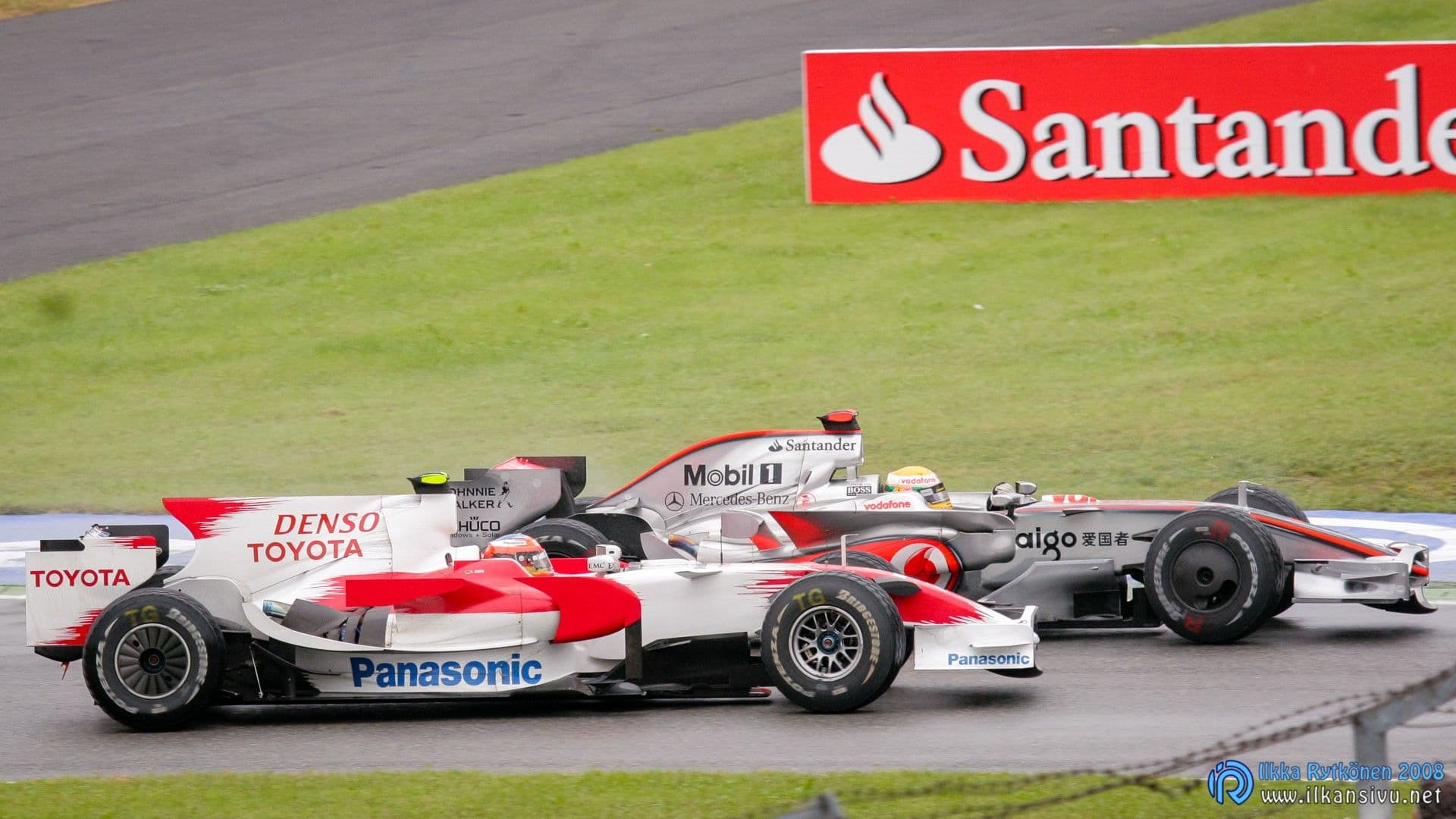 Timo Glock ja Lewis Hamilton