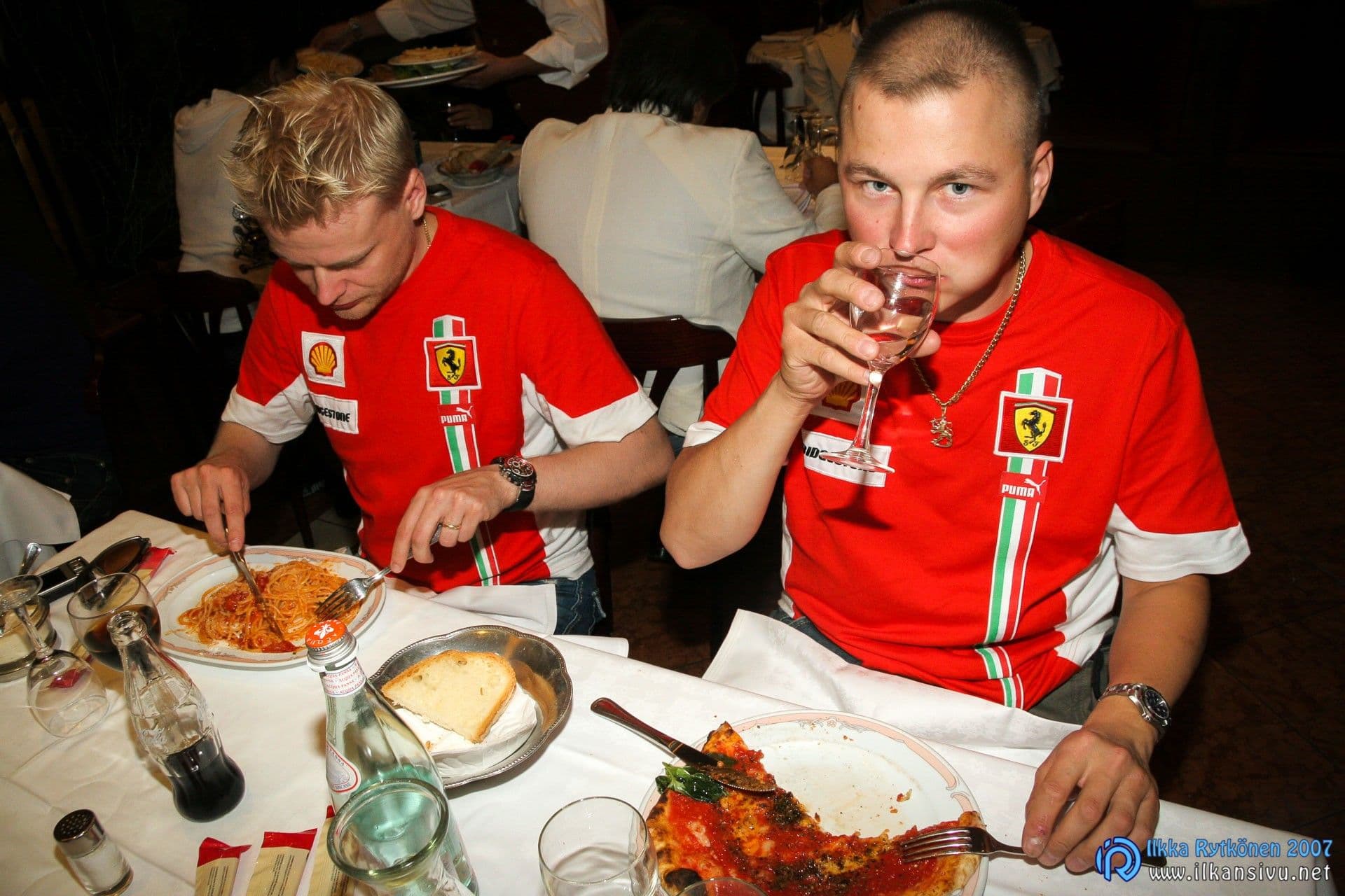 Harri ja Jari syömässä Ristorante Pizzeria Agnellossa