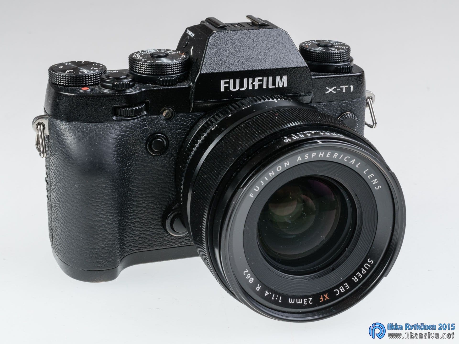 Fujifilm X-T1 -kamera vaalealla alustalla, aukolla f/22 kuvattuna kamera ja objektiivi näkyvät laajemmin terävinä