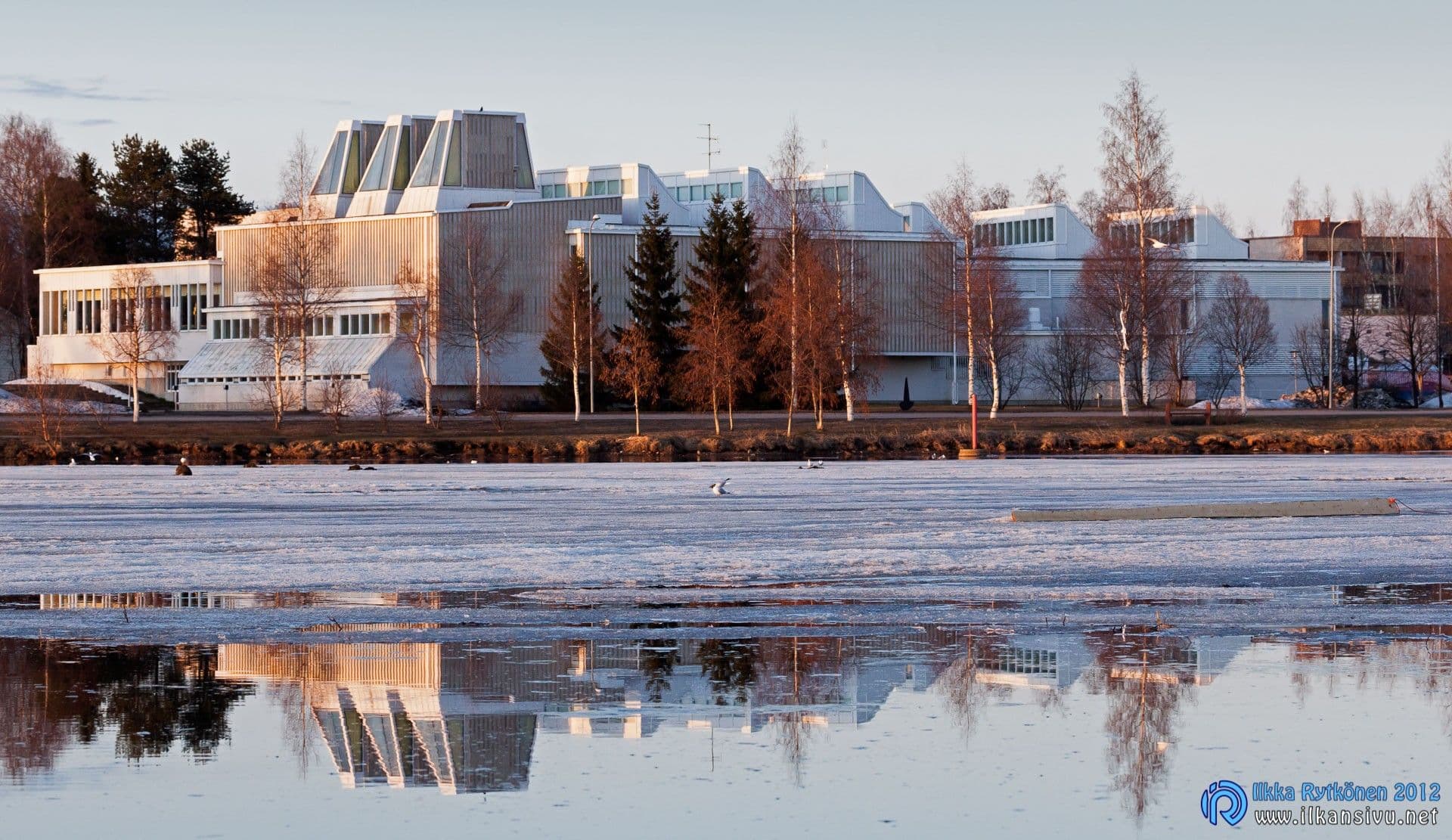 Aineen taidemuseo heijastuu Tornionjoen sulavaan jäähän
