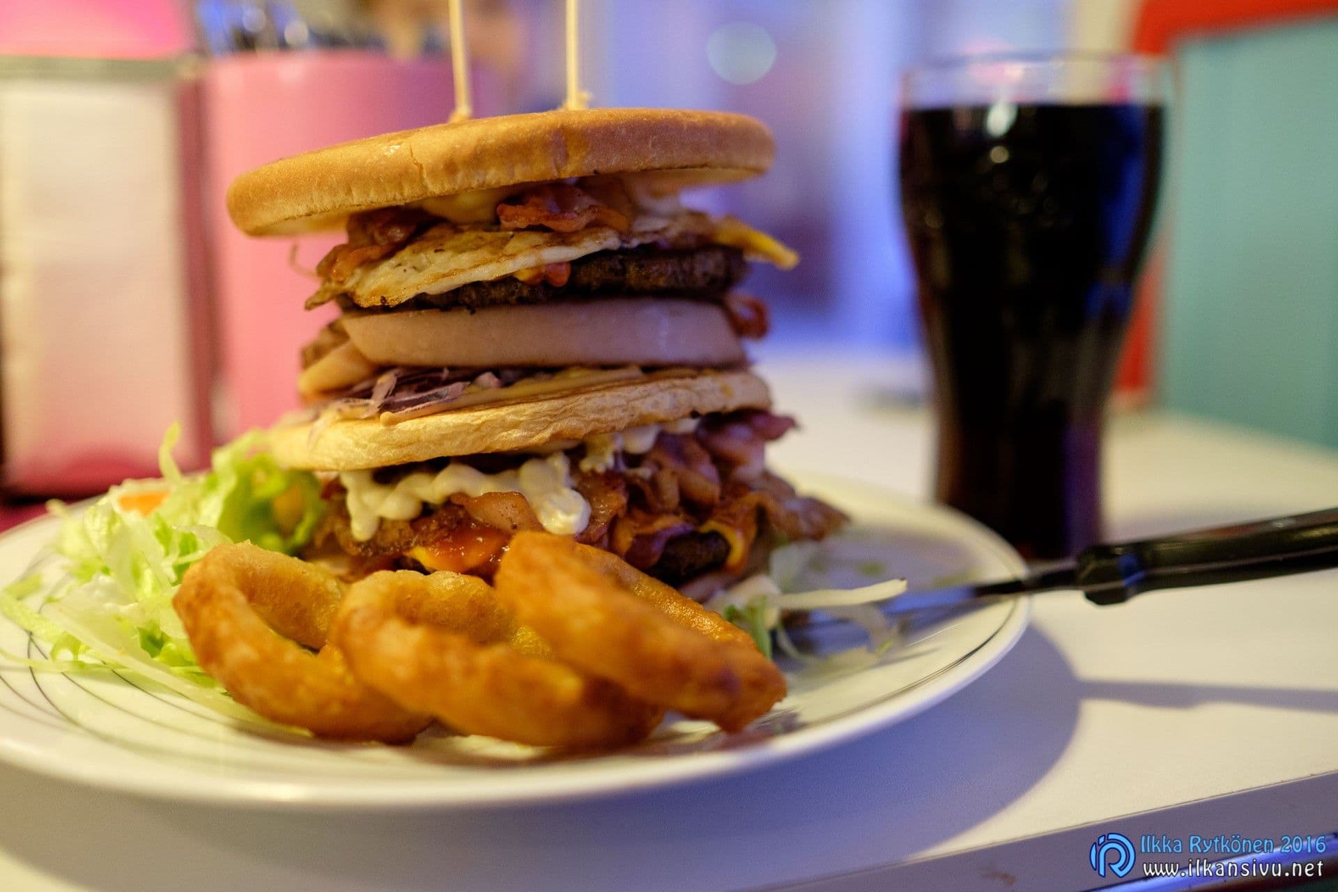 Nelosgrillin täysperä, 23 mm, 1/100 s, ƒ/1.4, ISO 2500 (XF23mmF1.4 R)