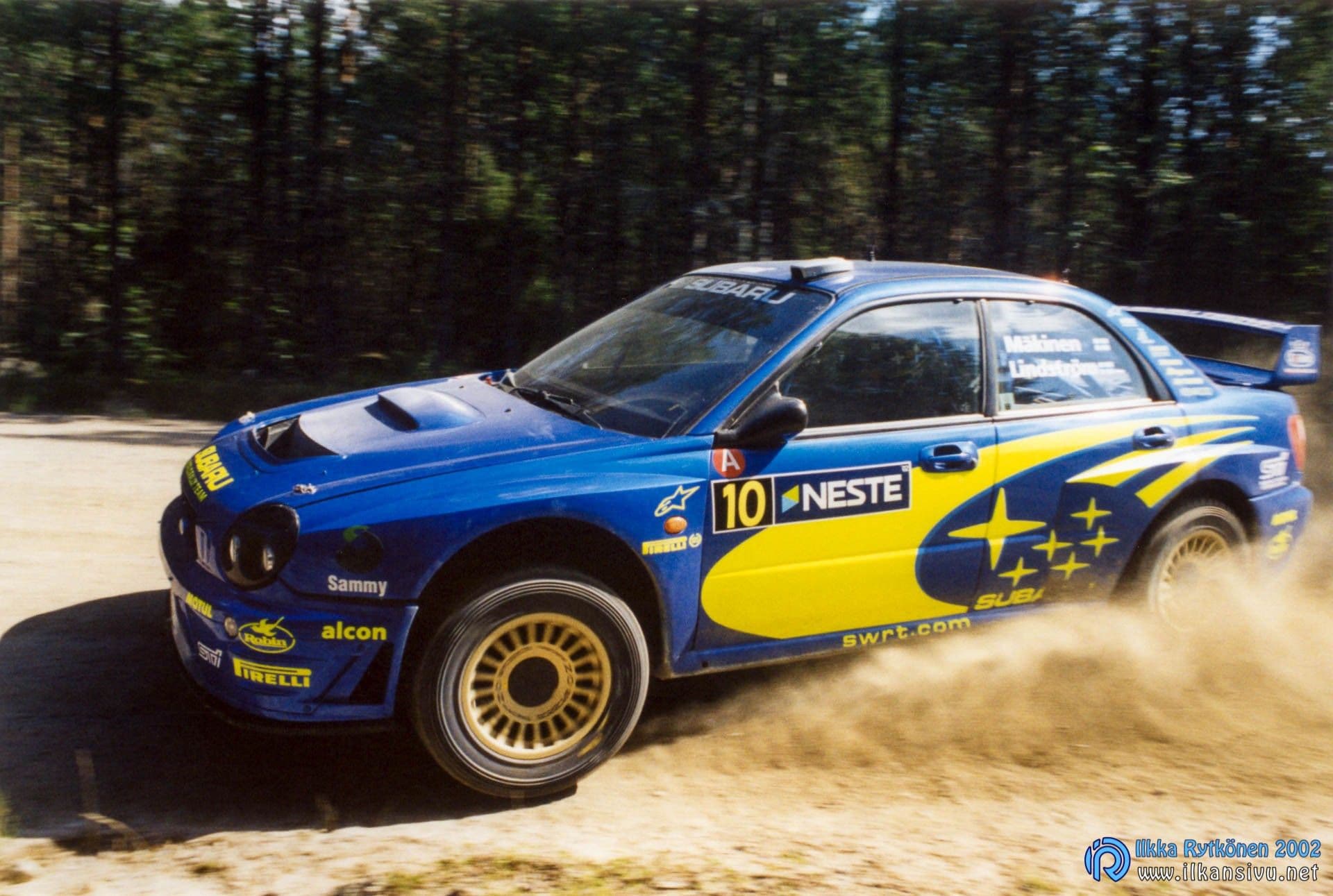 Tommi Mäkinen ja Kaj Lindström, Subaru Impreza WRC2002 numero 10, pölyävällä soratiellä – Neste Rally Finland 2002