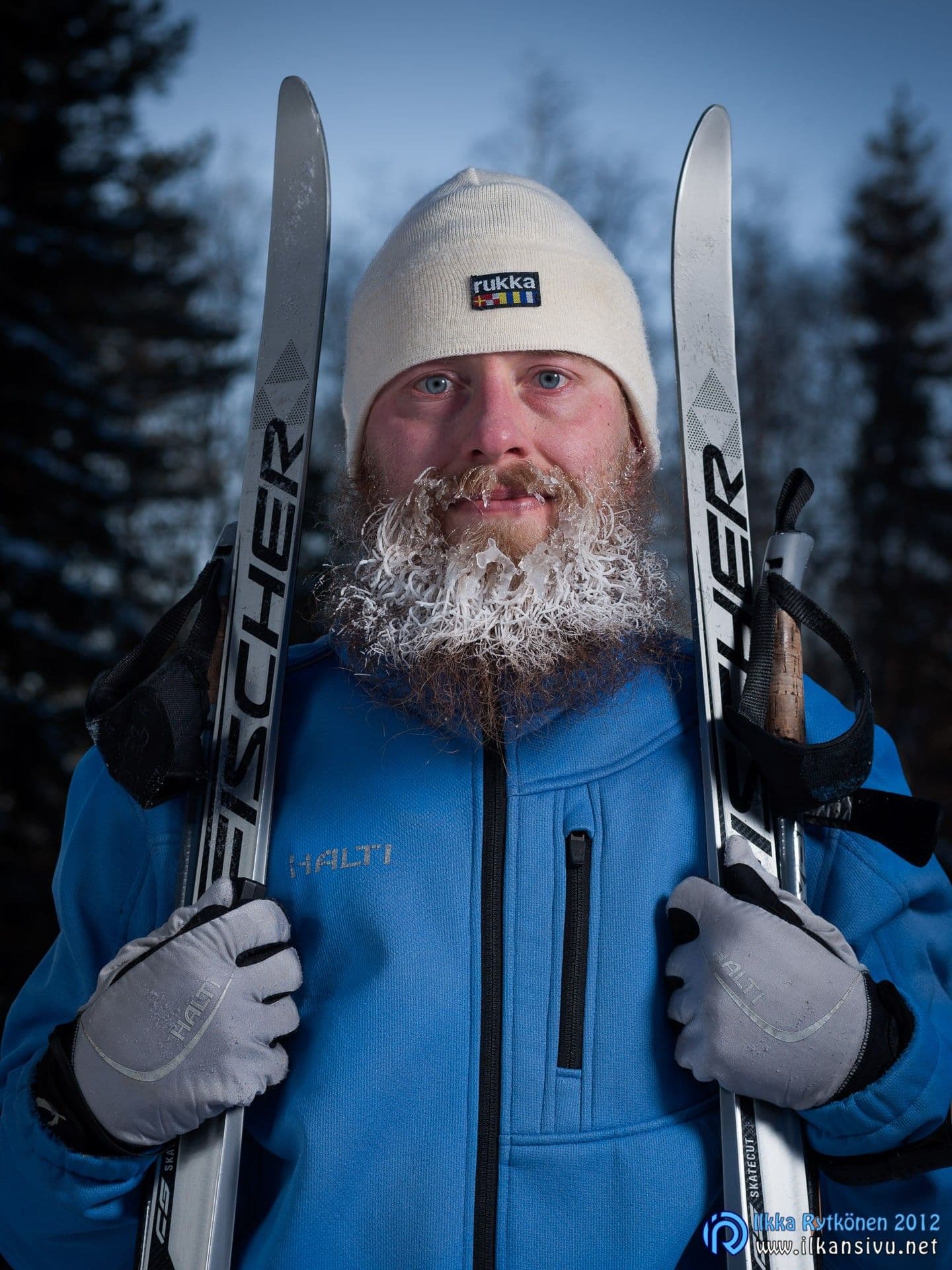 Ilkka Rytkönen pitelee suksia jäinen parta kasvojensa ympärillä