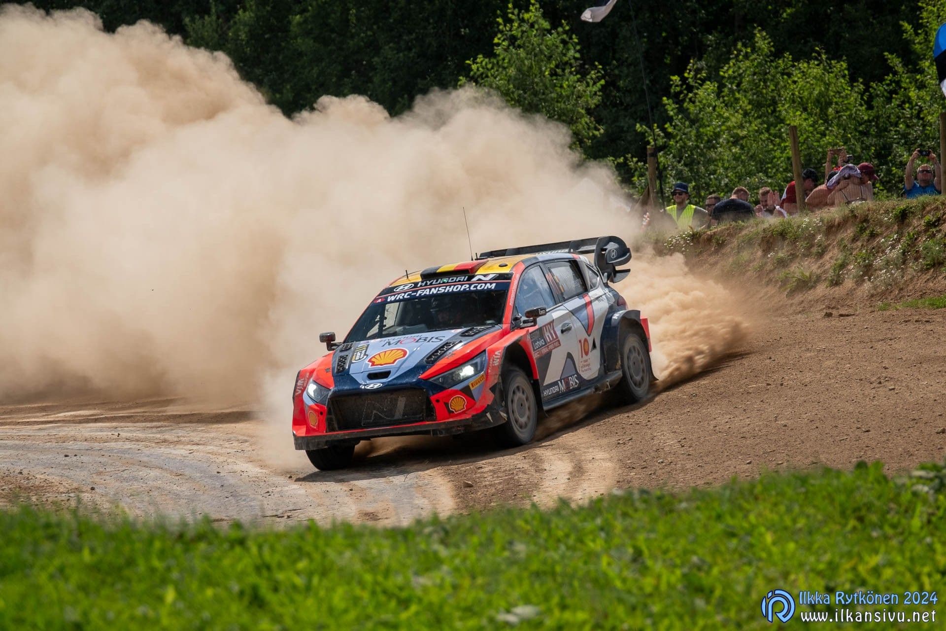 Thierry Neuville ja Martijn Wydaeghe ajavat Hyundai i20 N Rally1 Hybrid -autolla numero 11 soramutkassa Tet Rally Latvia 2024 -kilpailussa
