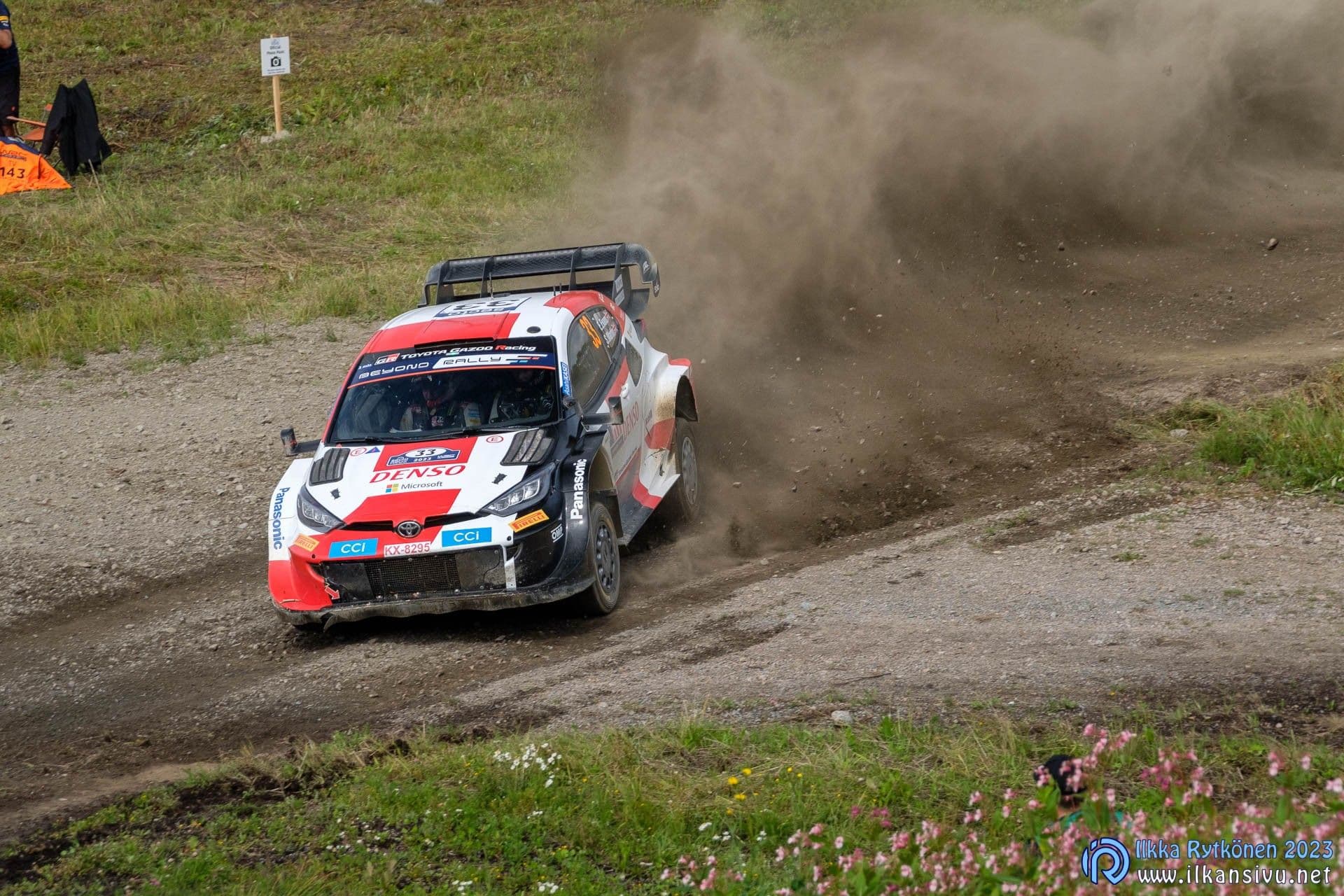 Elfyn Evans ja Scott Martin ajavat Toyota GR Yaris Rally1 Hybrid -autolla numero 33 soramutkassa Secto Rally Finland 2023 -kilpailussa