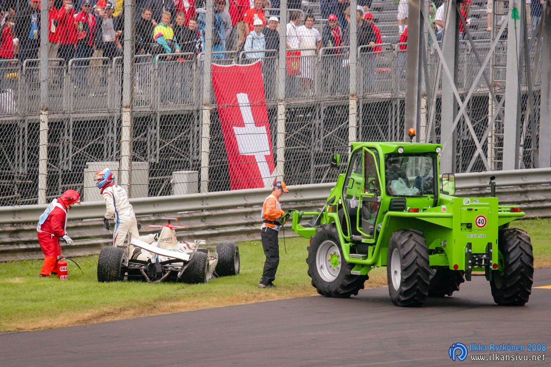 Vitali Petrov nousee autonromusta