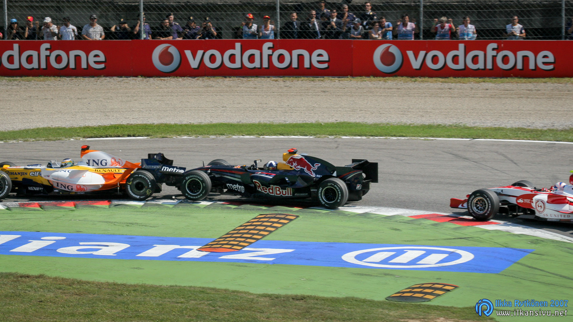 F1 kisa: Coulthard törmää Fisichellaan, Davidson perässä